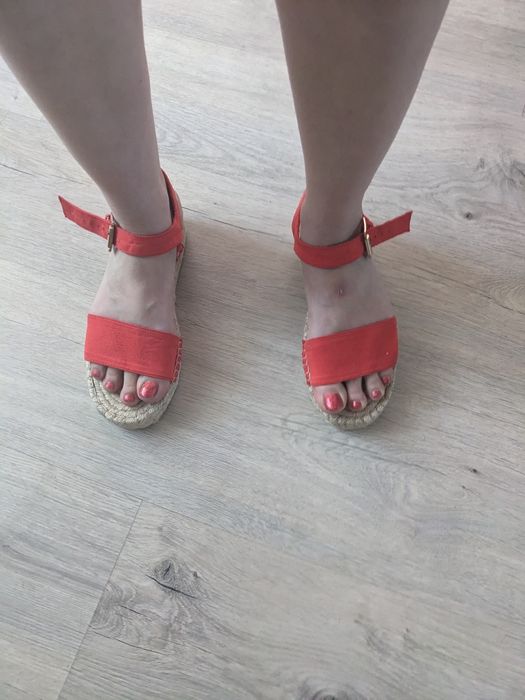 Червоні босоніжки 39
