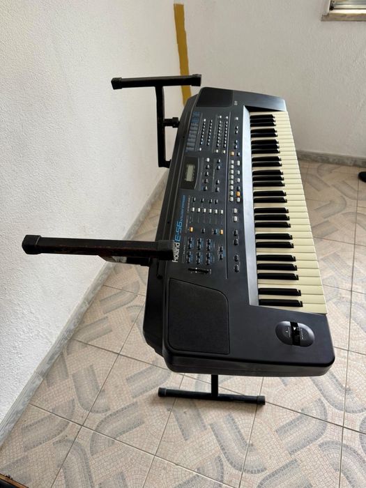 Roland E-56 com fligthcase e suporte