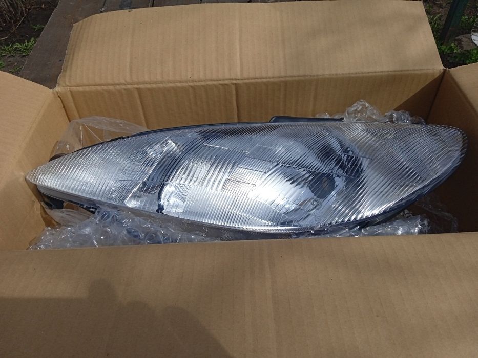 Фара Peugeot 206 нова