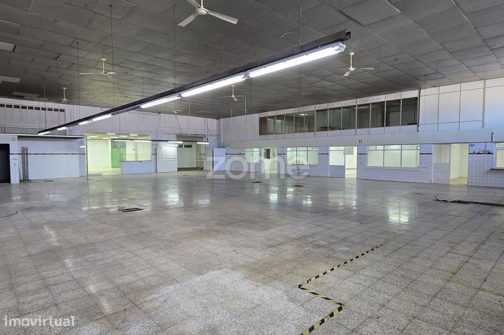 Armazém Industrial para Arrendamento em São João da Madeira