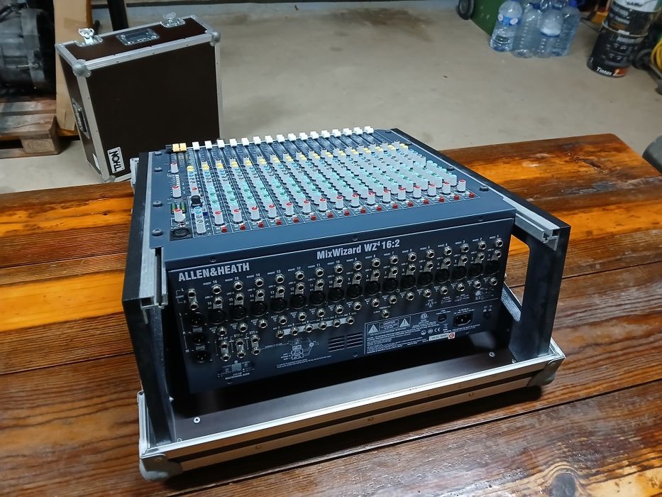 Mesa de Mistura  Allen & Heath WZ4  16:2 +Thon Mixer Case