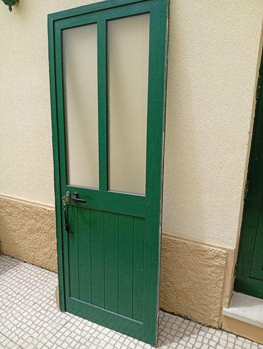 Porta em alumínios verde usada