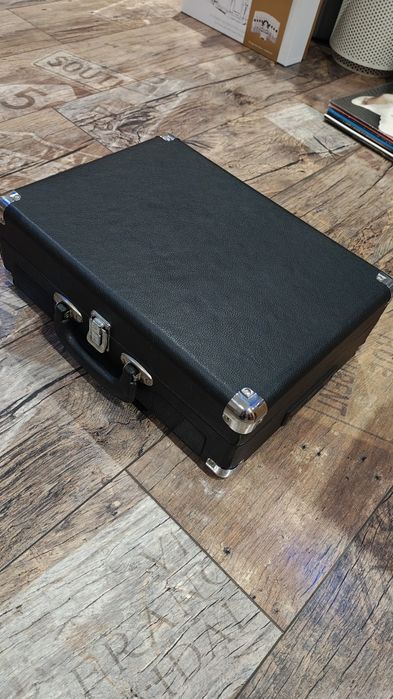 Gramofon walizka, gra, ale czasem przeciąga