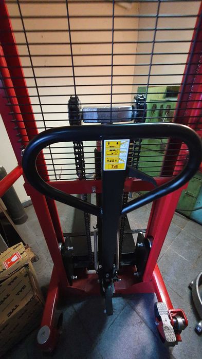 Wózek paletowy-masztowy