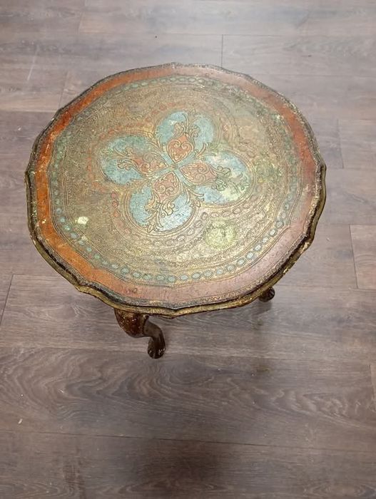 Vendo esta mesa muita bonita bom estado