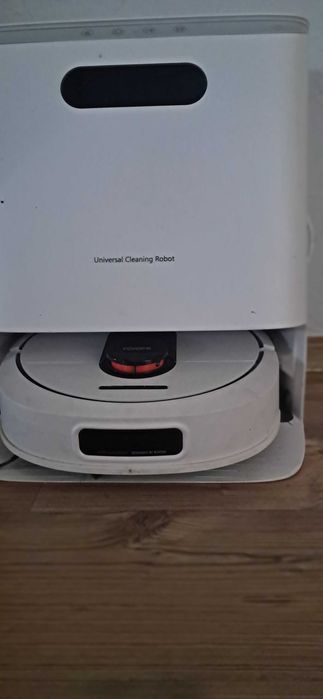 Robot mopujacy odkurzajacy