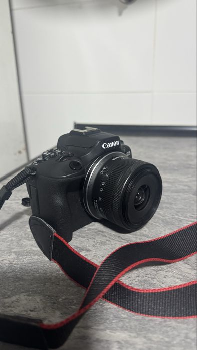 Câmera canon EOS R100