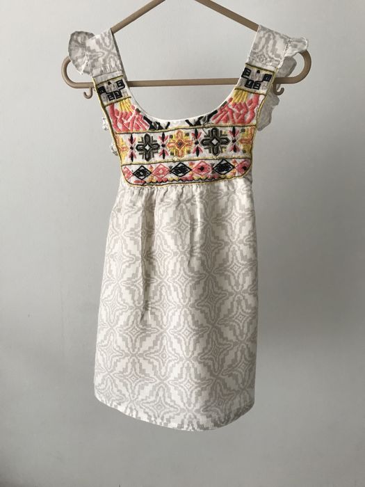 Lekki top z haftem falbanki Mango 98 cm 2/3 lata