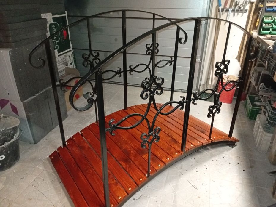 Mostek ogrodowy kuty