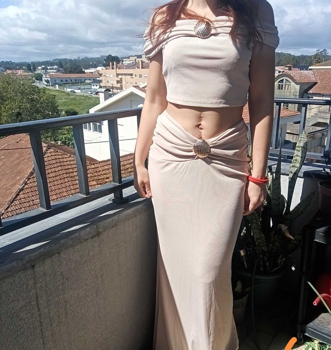 Conjunto saia e top bege estilo praia/sereia