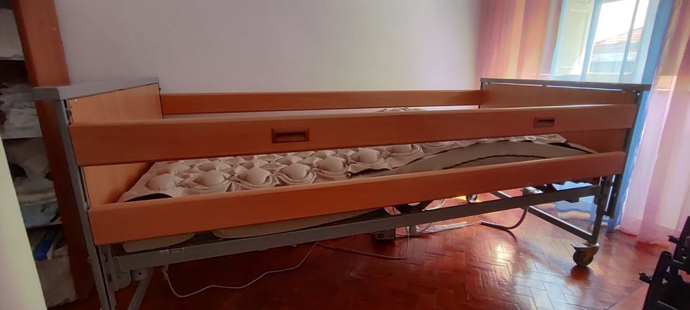 Cama articulada elétrica invacare