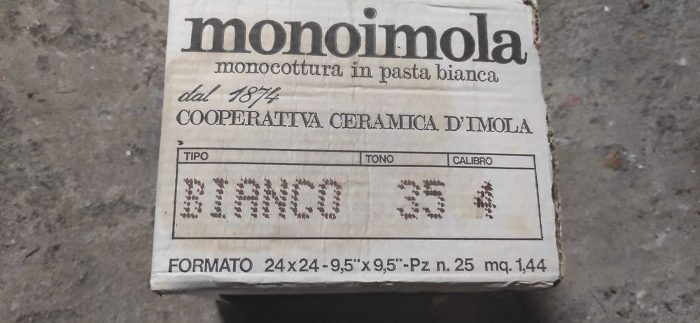 Kafelki 24x24 - 2 metry + 20x20 - 23 sztuk 2 różne kolory