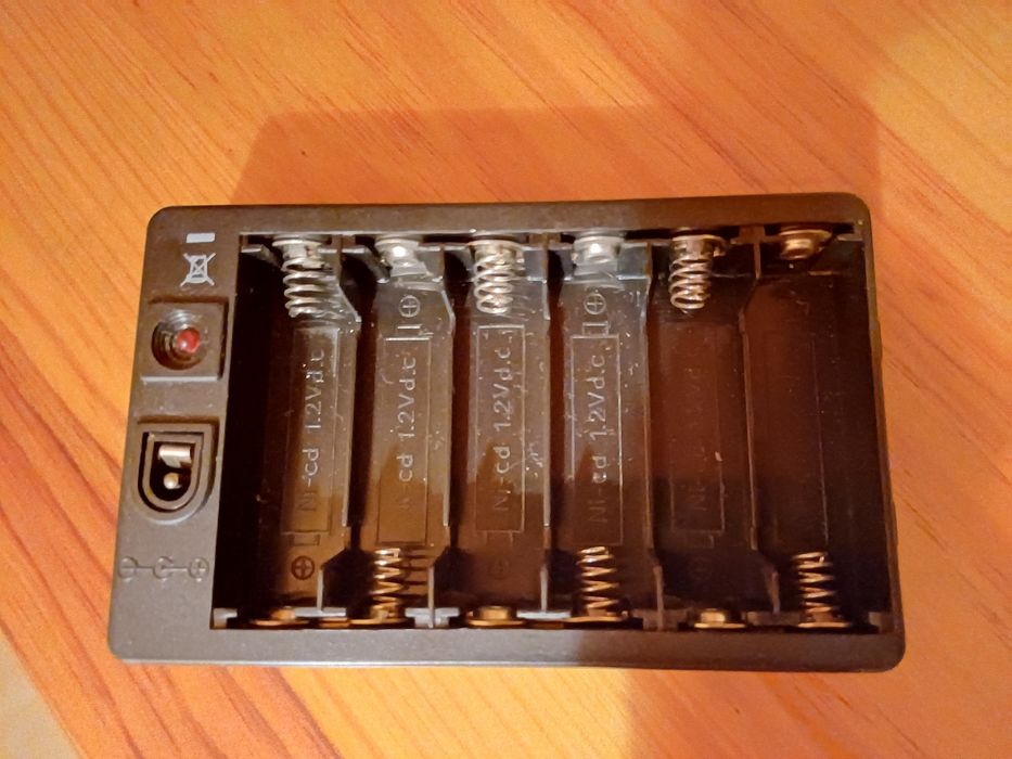 Carregador de pilhas 6 Slots AA Ótimo Estado