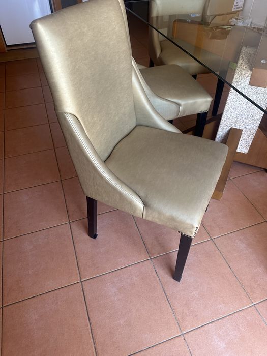 Mesa com tampi de vidro e seis cadeiras