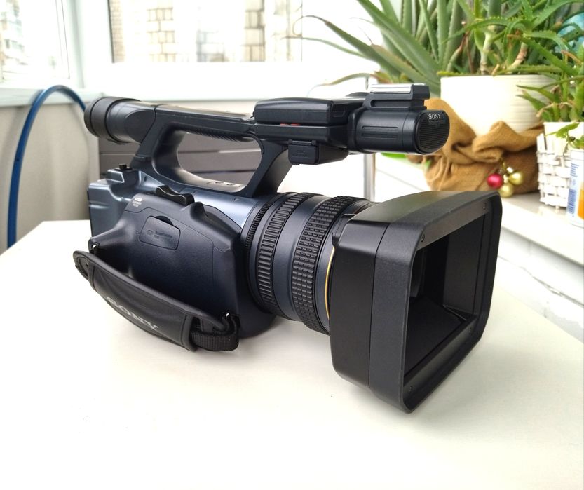 Відеокамера SONY DCR-VX2200e