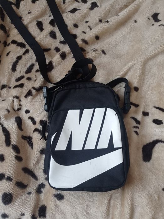 Nike listonoszka pasek regulowany w środku dwie kieszonki