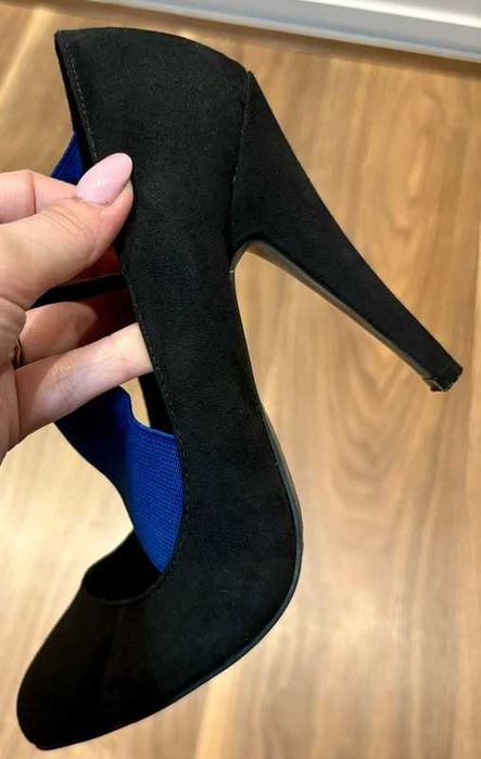 Sapatos Zara Trafaluc Pretos com Detalhe Azul - Elegância e Conforto!