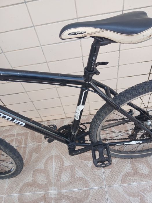 Biciicleta com disco de travao antiga em bom estado