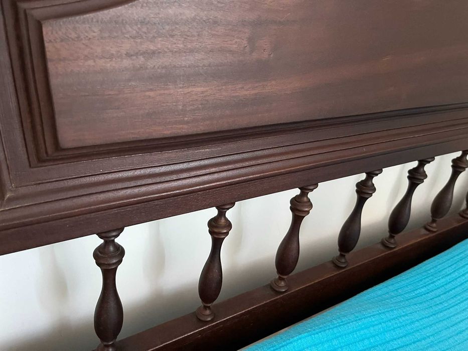 Cama + colchão + mesa + candeeiro