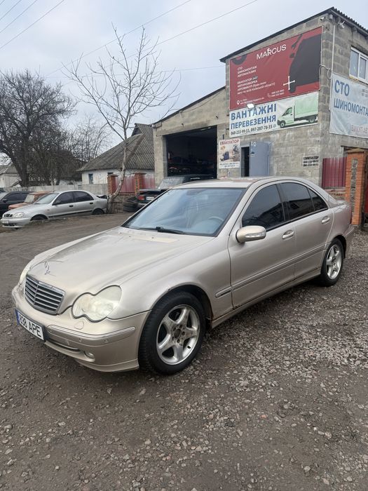 Продам машину Мерседес с240
На автоматі на боковому ходу 
Рідний пробіг 155 тисяч 
Мотор коробка в чудовому стані 
По кузові рижики на фото видно 
Знаходиться в місті Узин
А