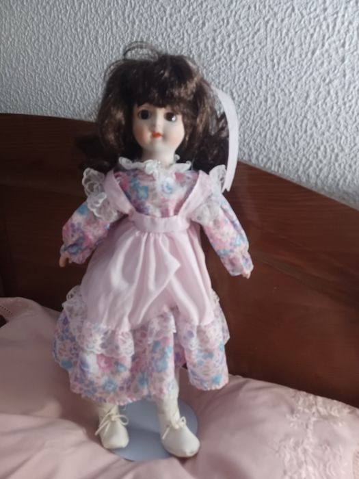 Boneca de porcelana muito bonita