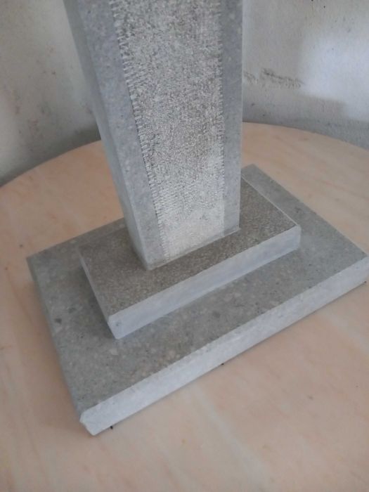 Cruz de pedra, bujadarda dos dois lados, feita a mão