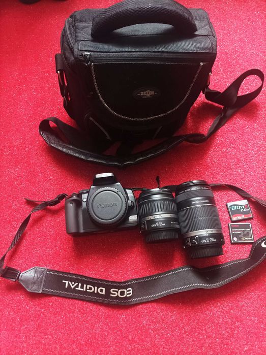 Aparat fotograficzny Canon i dwa obiektywy