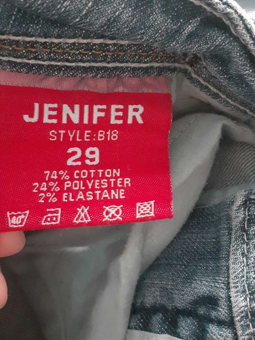 Dżinsy z haftami na kieszeniach