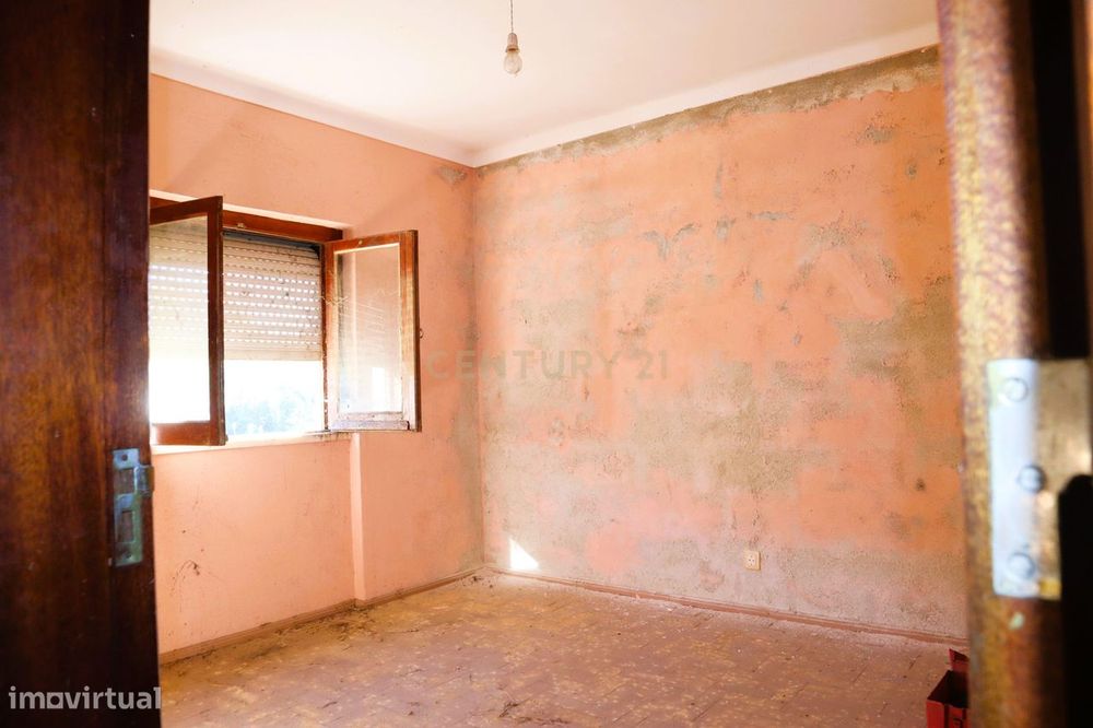 Moradia para renovar em Santo Estevão das Galés inserida num terreno d