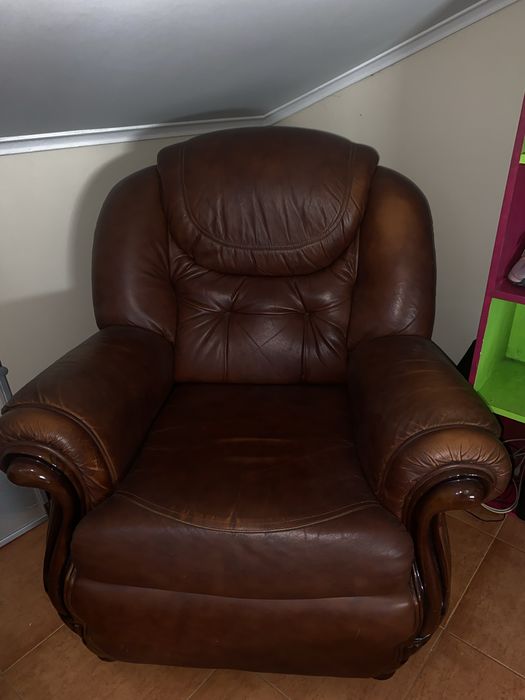 Sofá com poltronas de couro