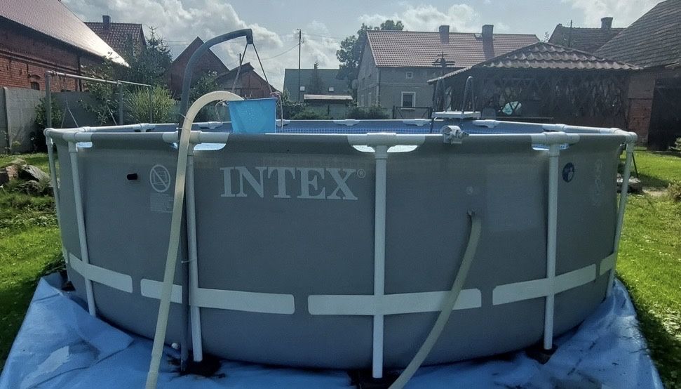 Basen ogrodowy na stelarzach