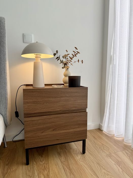 Par de Mesas de Cabeceira em Nogueira – Estilo Moderno / Minimalista