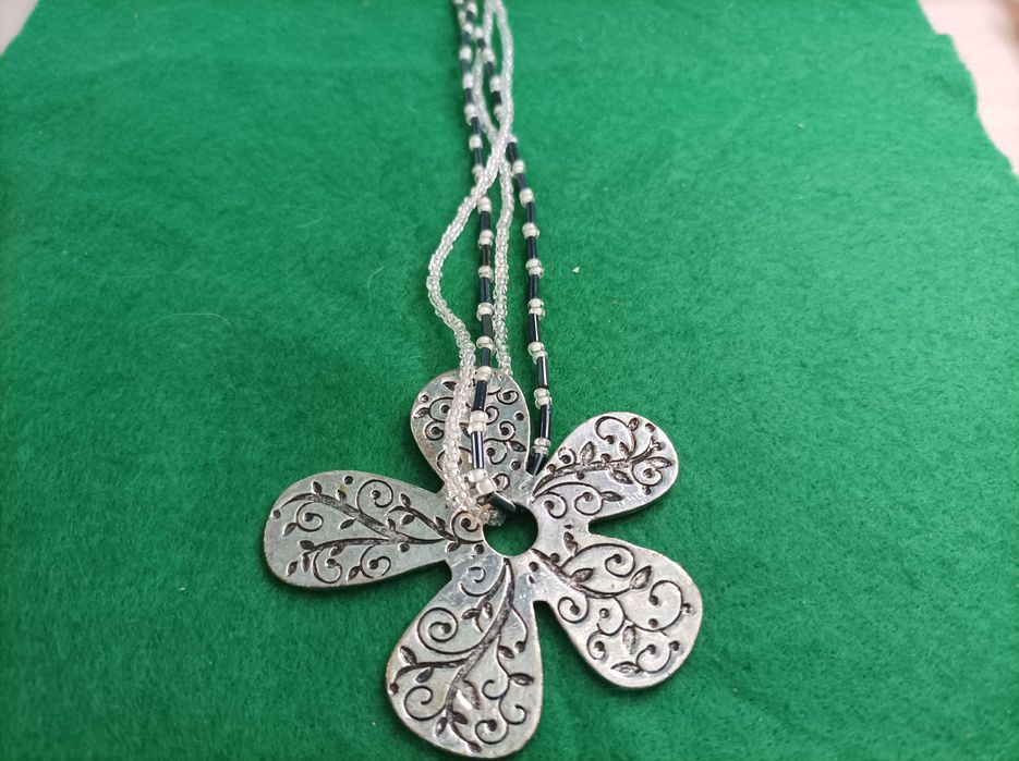 Colares missangas / resina epóxi