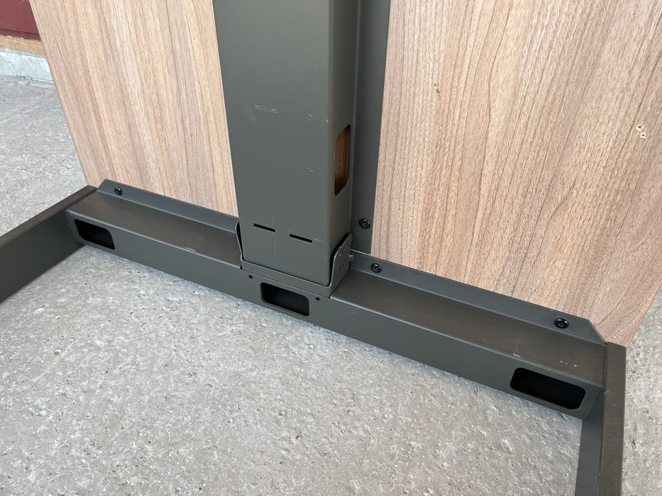 Офісний стіл на металевому каркасі.