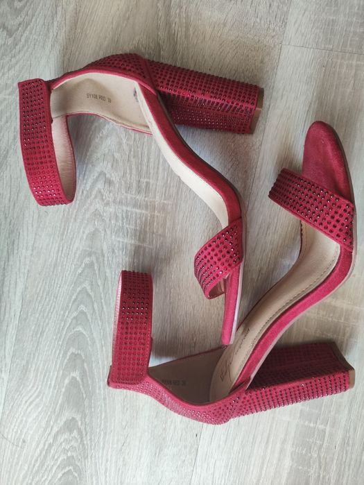 Czerwone buty na słupku