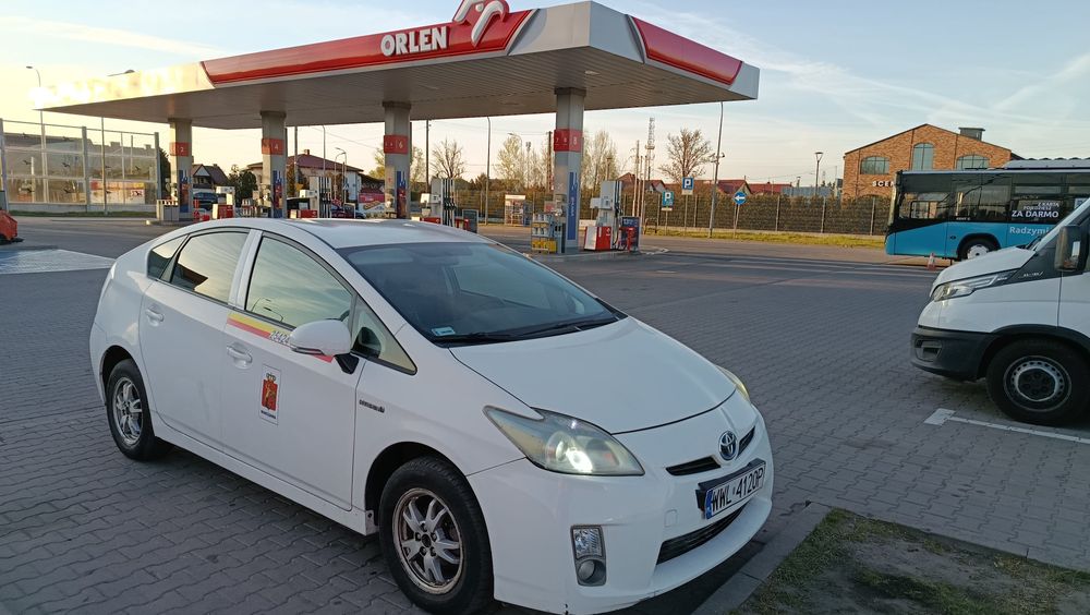 Toyota Prius 3 1.8 2011 оплата частями ,  рассрочка на раты