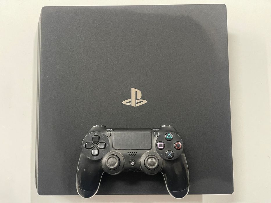 PS4 Pro com comando com o cabo de origem e cabo hdmi