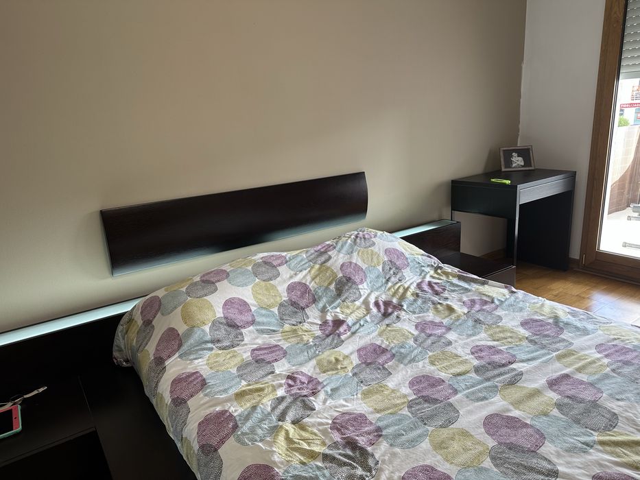 Cama de casal em madeira maciça
