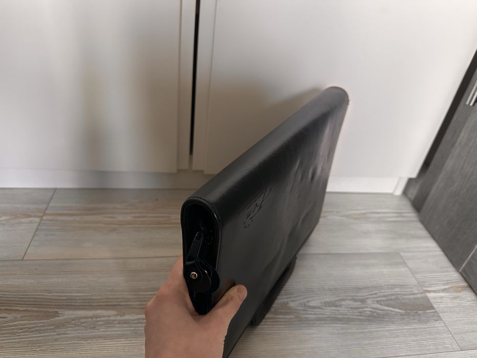 Czarna skórzana aktówka