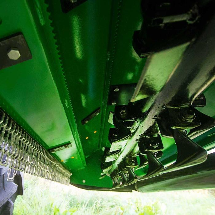 Kosiarka z 28 bijakami młotkowymi, o szerokości roboczej 1,75 m
