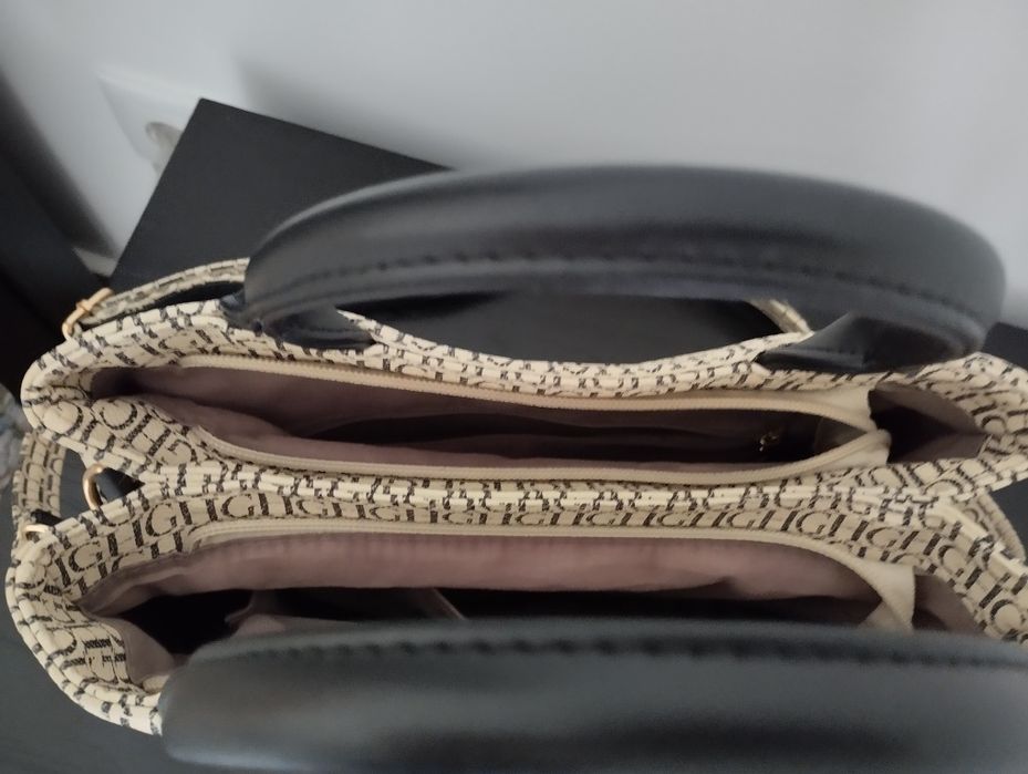 Linda mala de mão ou a tiracolo. Impecável.usada 1  vez.