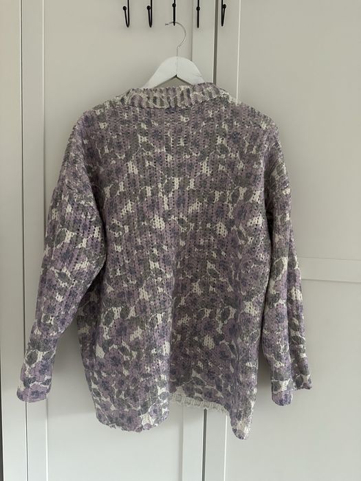 Sweter w kwiaty oversize prosty Zara na wiosne