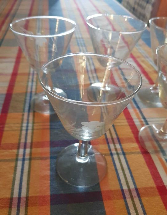Conjunto 5 copos de cristal com flor em relevo