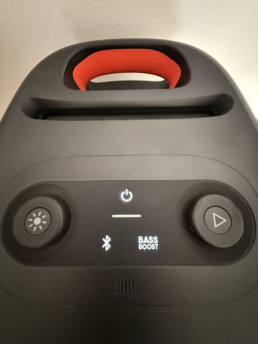 Coluna JBL PartyBox com microfone e Ipad