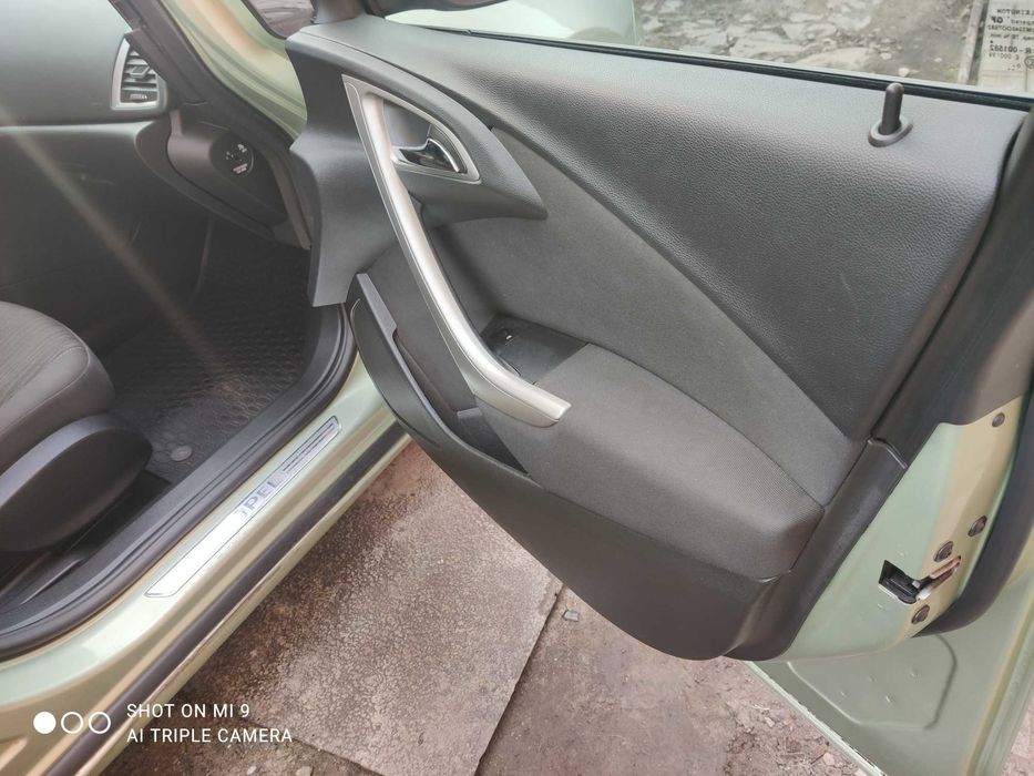 ПРОДАМ Опель Астра J 2011 года