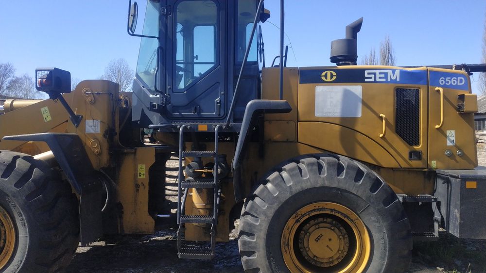 Навантажувач фронтальний SEM656D