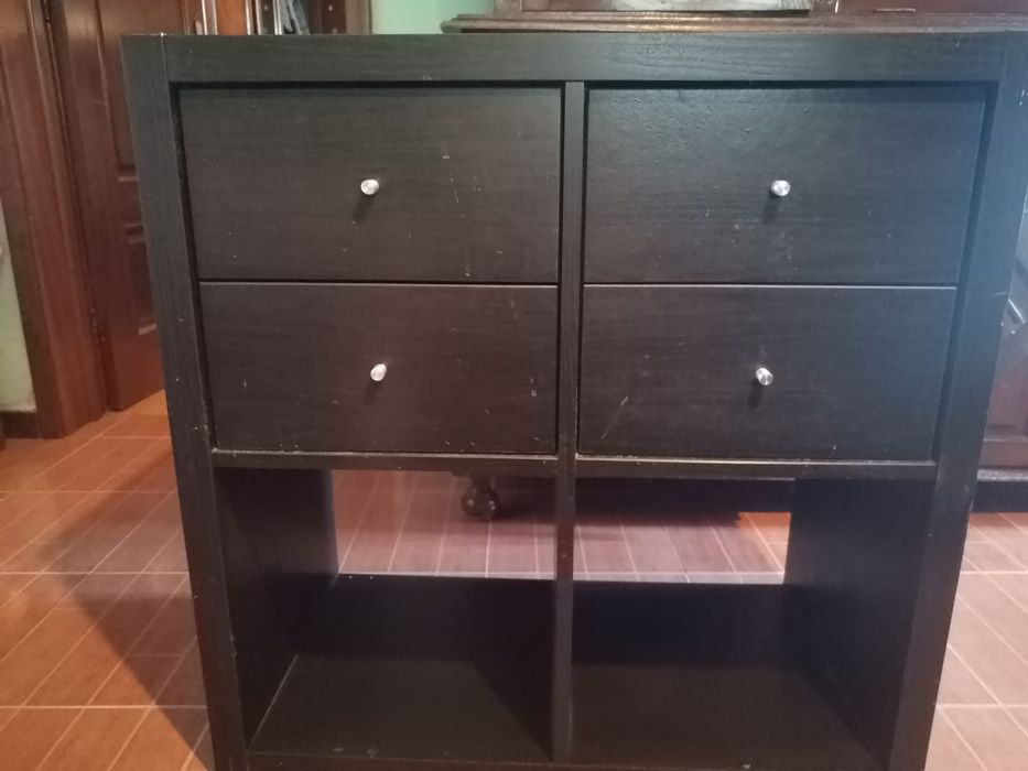 Estante com 4 gavetas