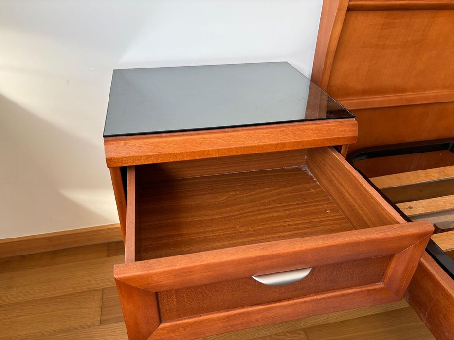 Conjunto quarto: cama + mesas cabeceira