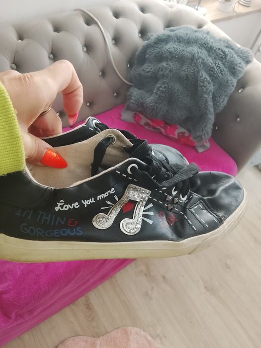 Ciekawe trampki czarne z naszywkami