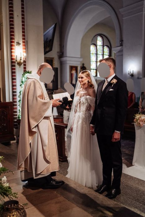 Suknia ślubna z piórkami, gorsetowa, z opadającymi rękawkami